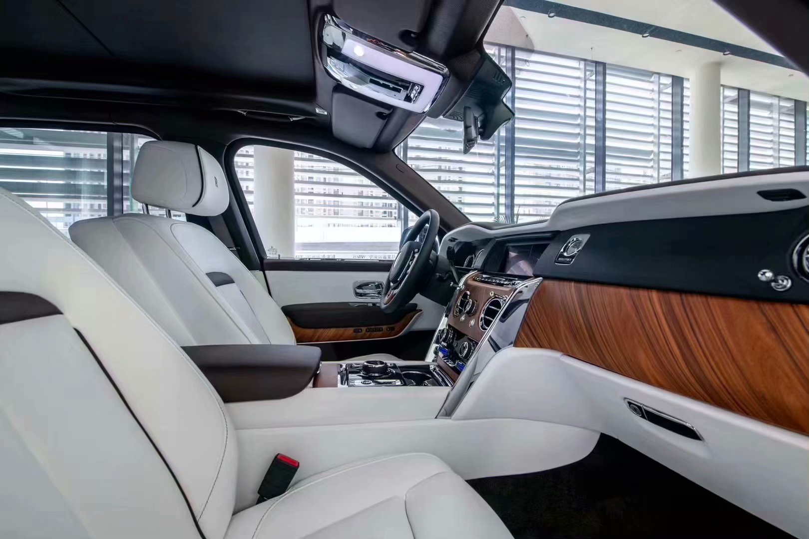 库里南整体采用直线条设计,同时延续了巨大的侧窗以及高车顶造型,银色