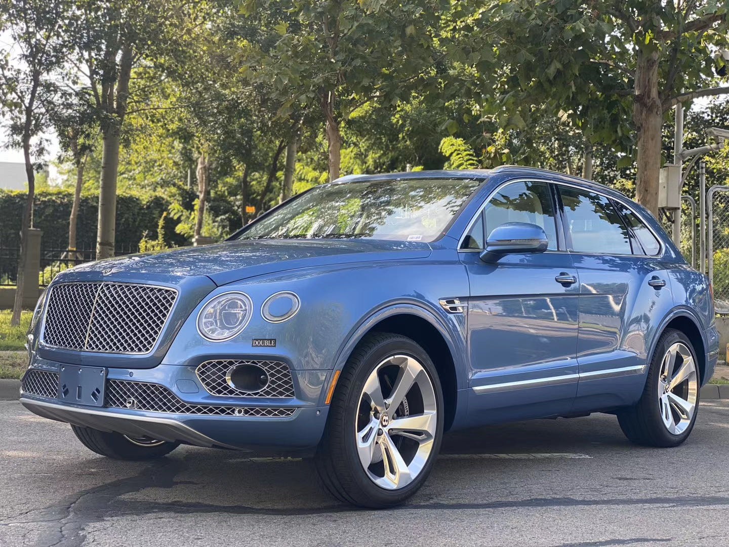 20款宾利添越现车实拍豪华与舒适兼容