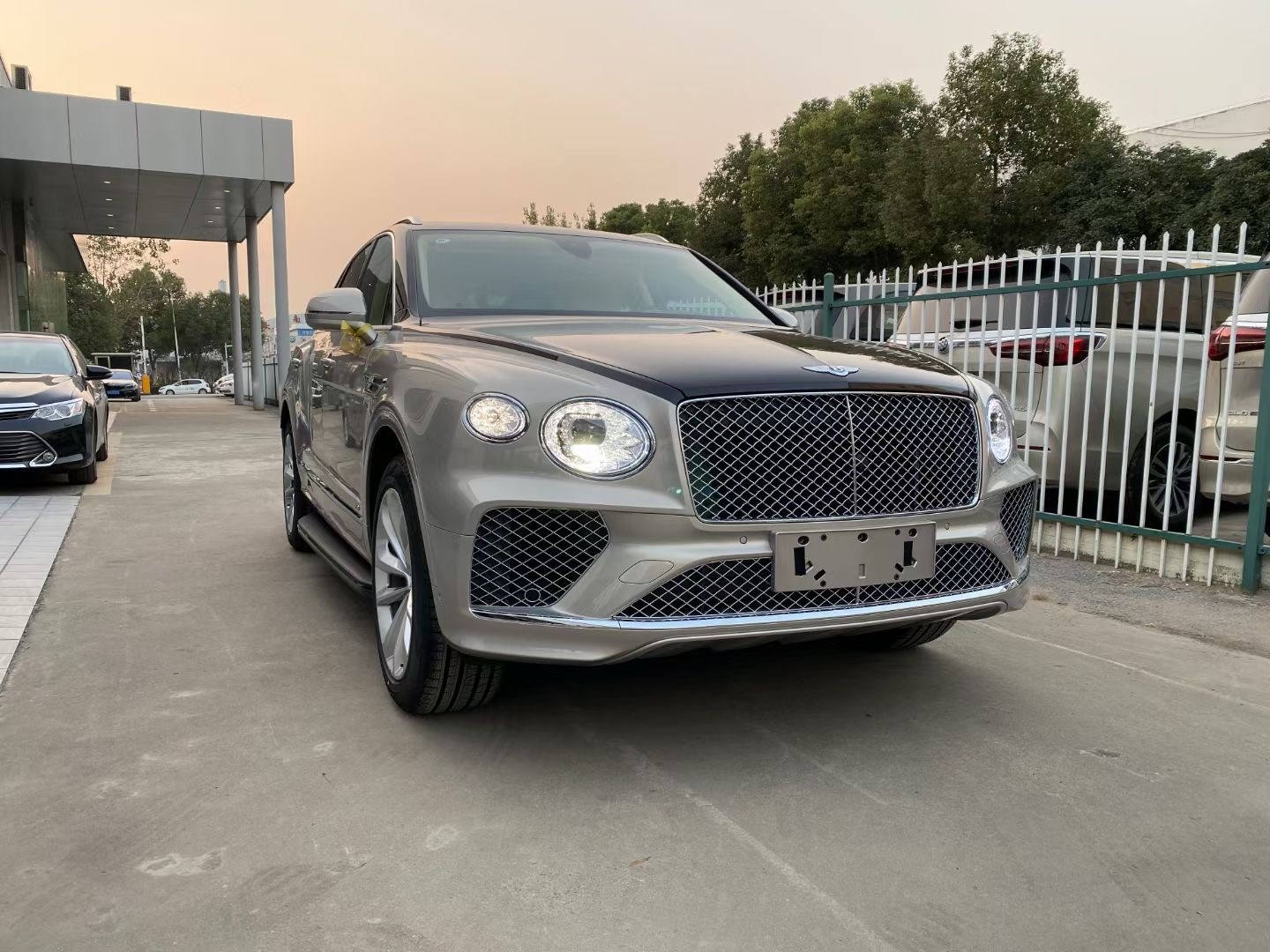 21款宾利添越双色豪华suv中独 一无二