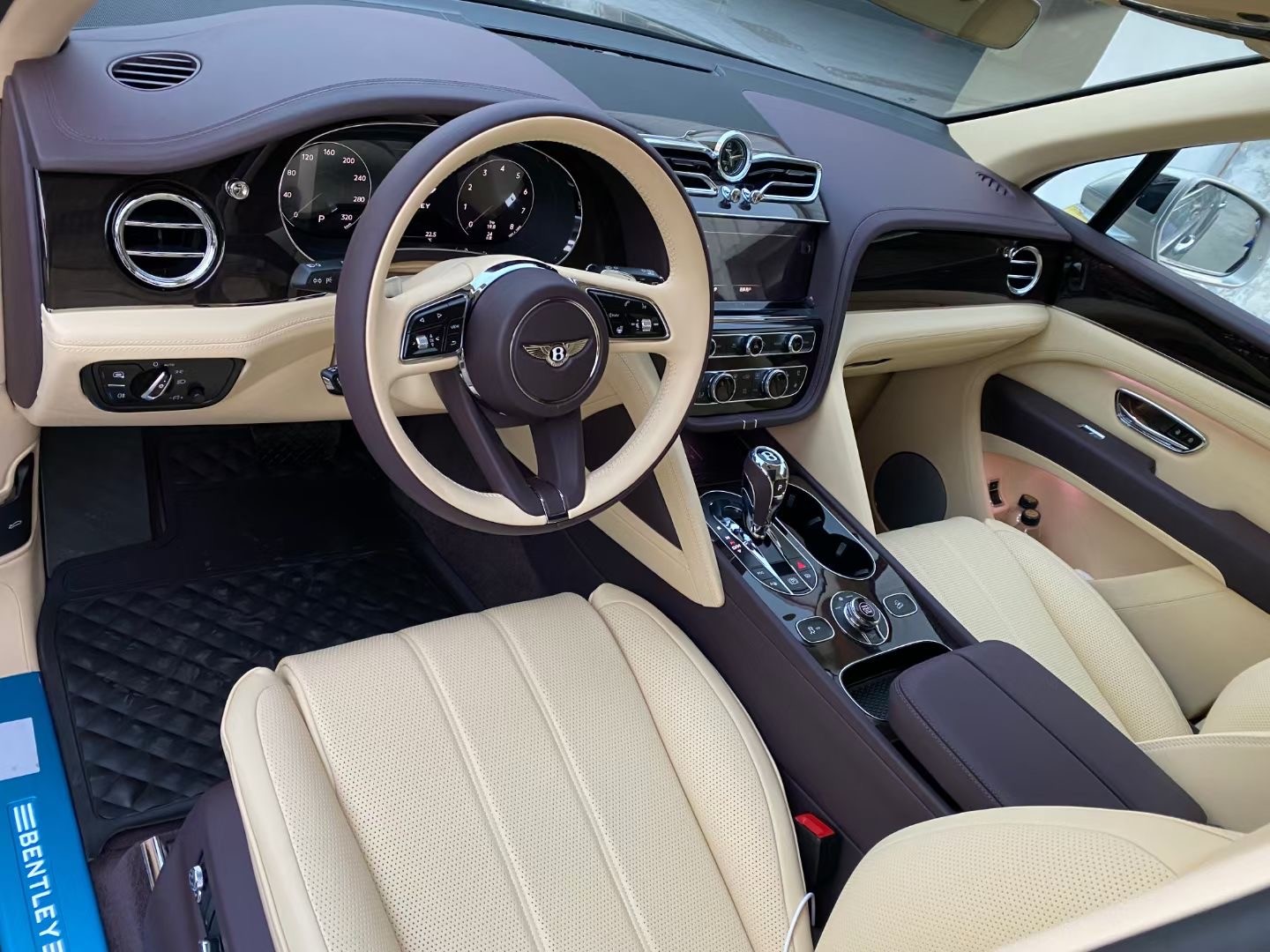 21款宾利添越双色豪华suv中独 一无二