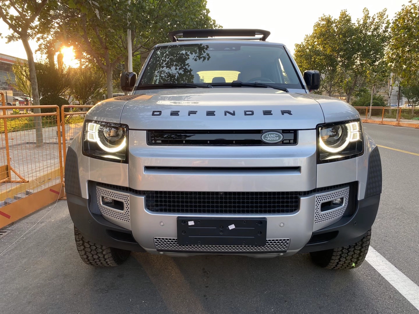 21款路虎首发哑银特别套件版全新卫士