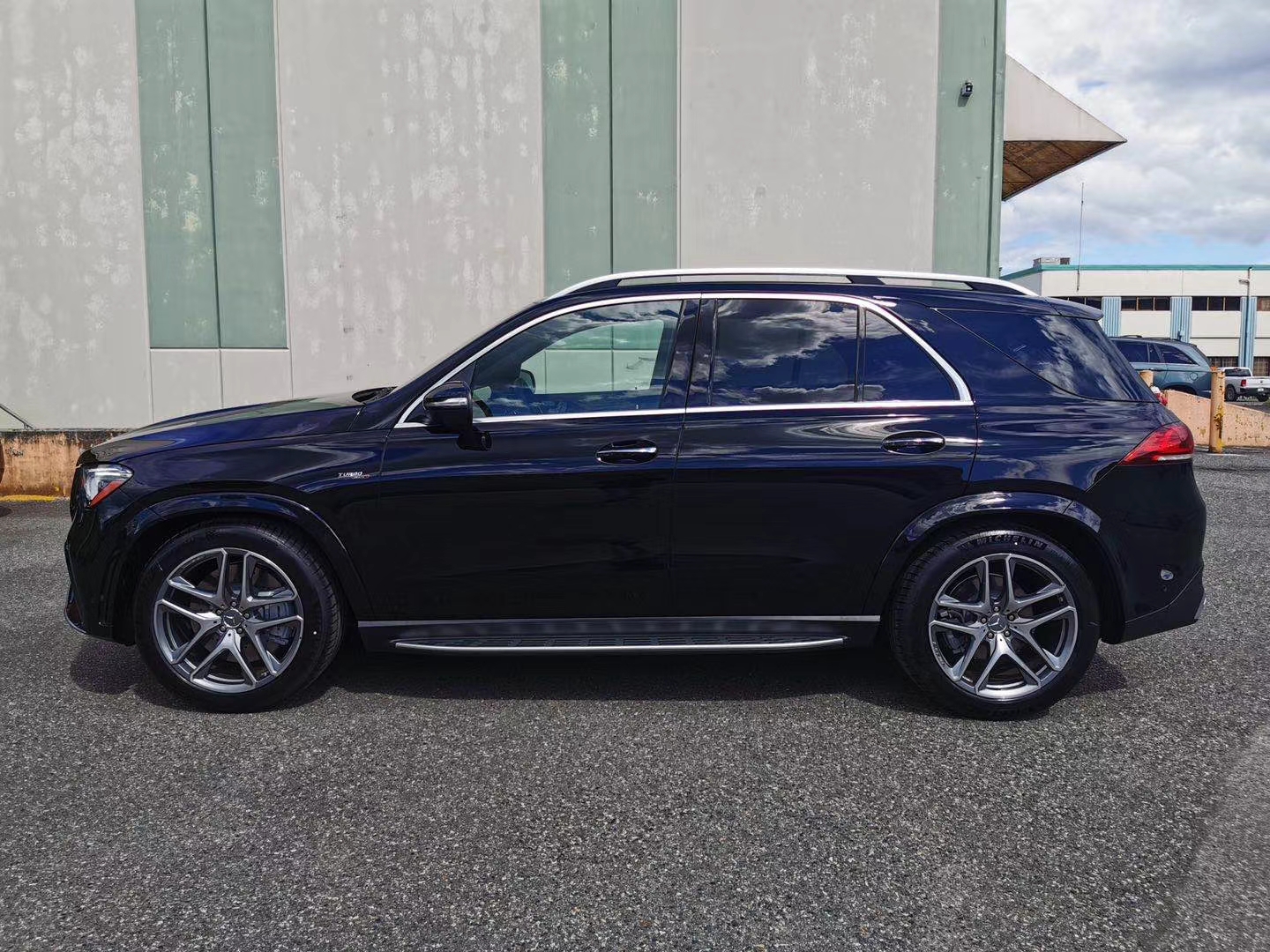 21款奔驰gle53采用车身镀铬饰条的设计