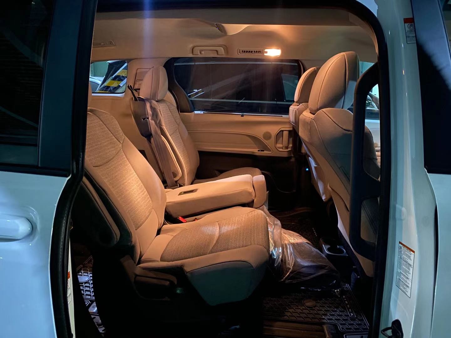 2021款丰田塞纳现车内饰也是采用丰田家族非对称式的中控台设计,方向