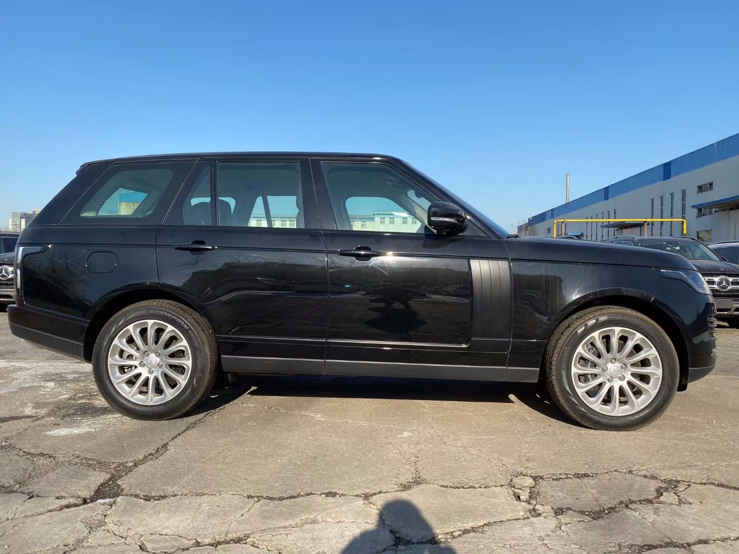 2021款路虎揽胜行政中控台高档木料搭配,卫星导航系统,上下两块dvd