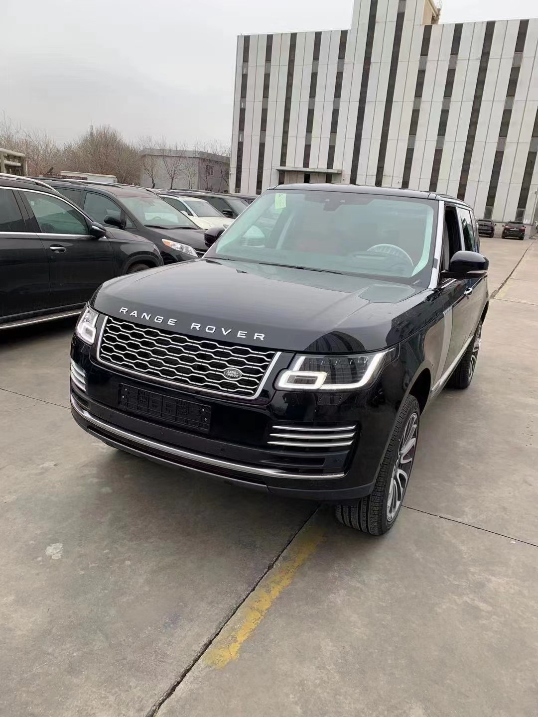 21款路虎揽胜创世加长 现车价格大放送