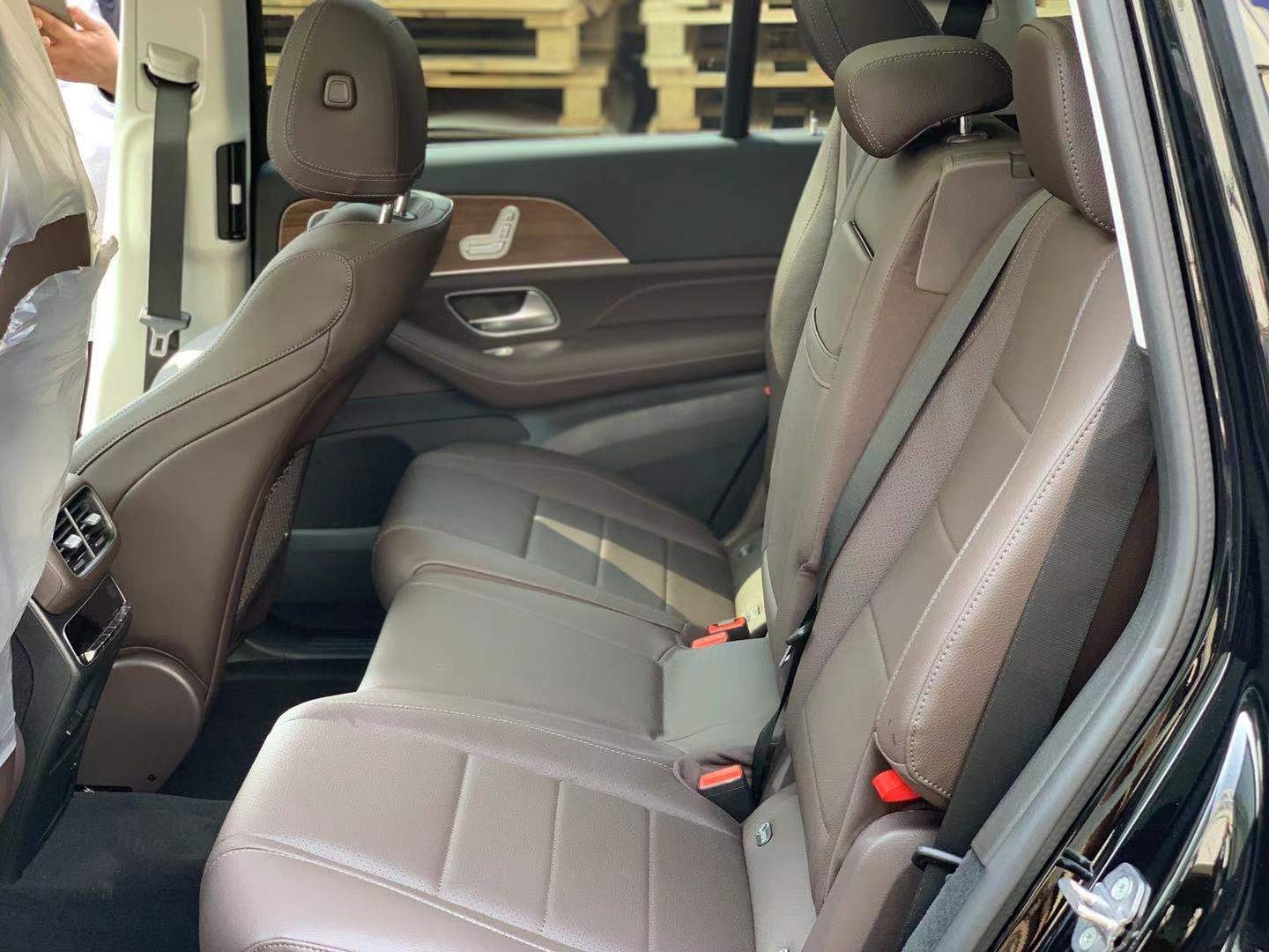 新款奔驰gls450后排空间性同样表现出色配备四驱空 调温良如玉,舒适