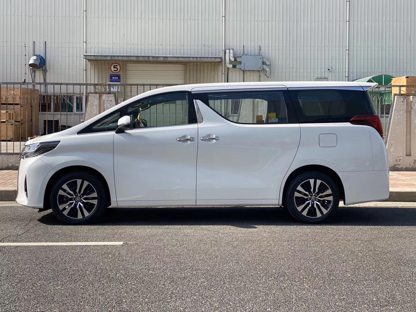 丰田埃尔法"明星保姆车"详细实车解析