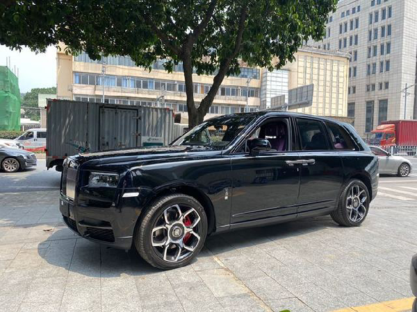 劳斯莱斯库里南国六实拍豪车云集天津港