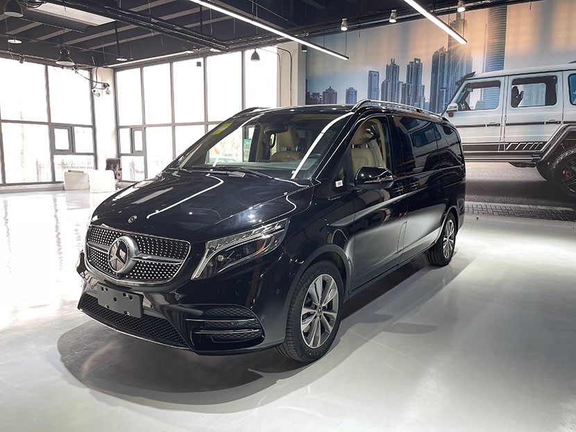 新款奔驰v260迈巴赫版整车尺寸为5140mm×1928mm×1920mm,最大总质量