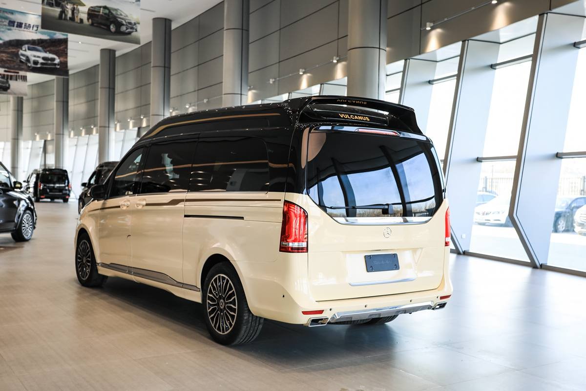 奔驰260l改装vs680商务车选用专属运动包围,竖式进气格栅选用镀络装饰