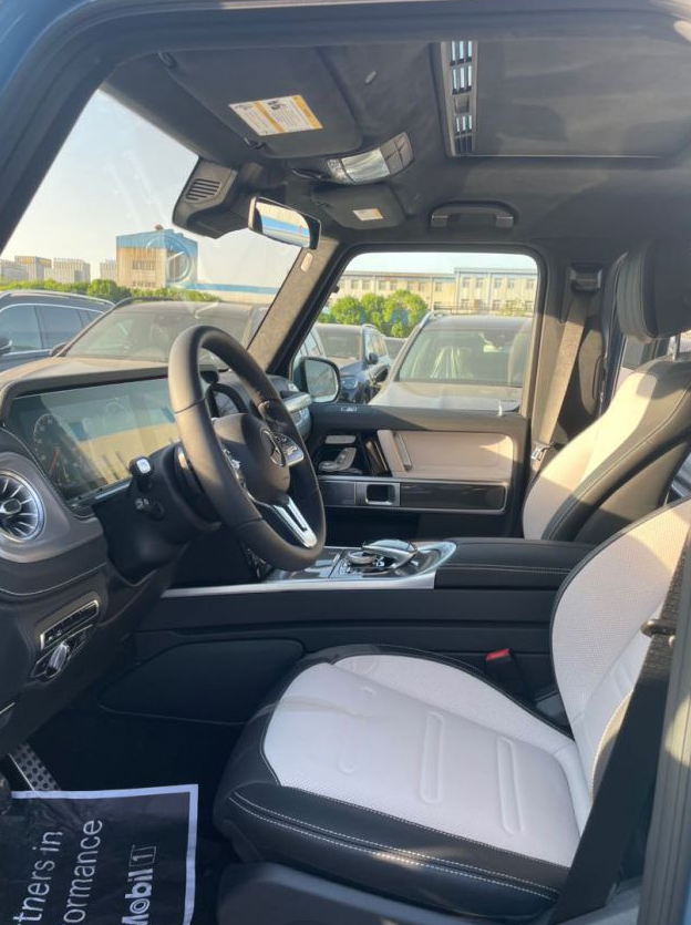 凤凰网汽车 北京综合 降价 正文  20款奔驰g550内饰变化巨大,全新的