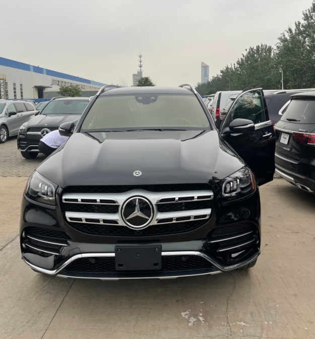 2021款奔驰gls450在内饰方面融入了全新的设计风格,视觉效果更加豪华