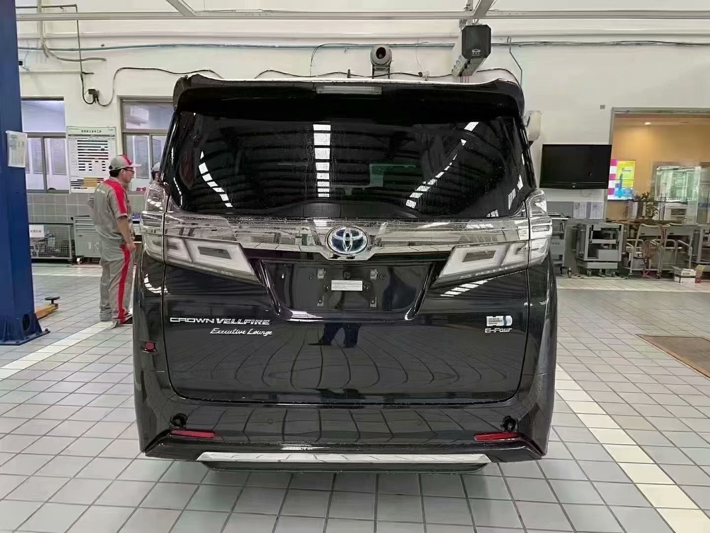 皇冠威尔法25高配最低加价多少卖全国