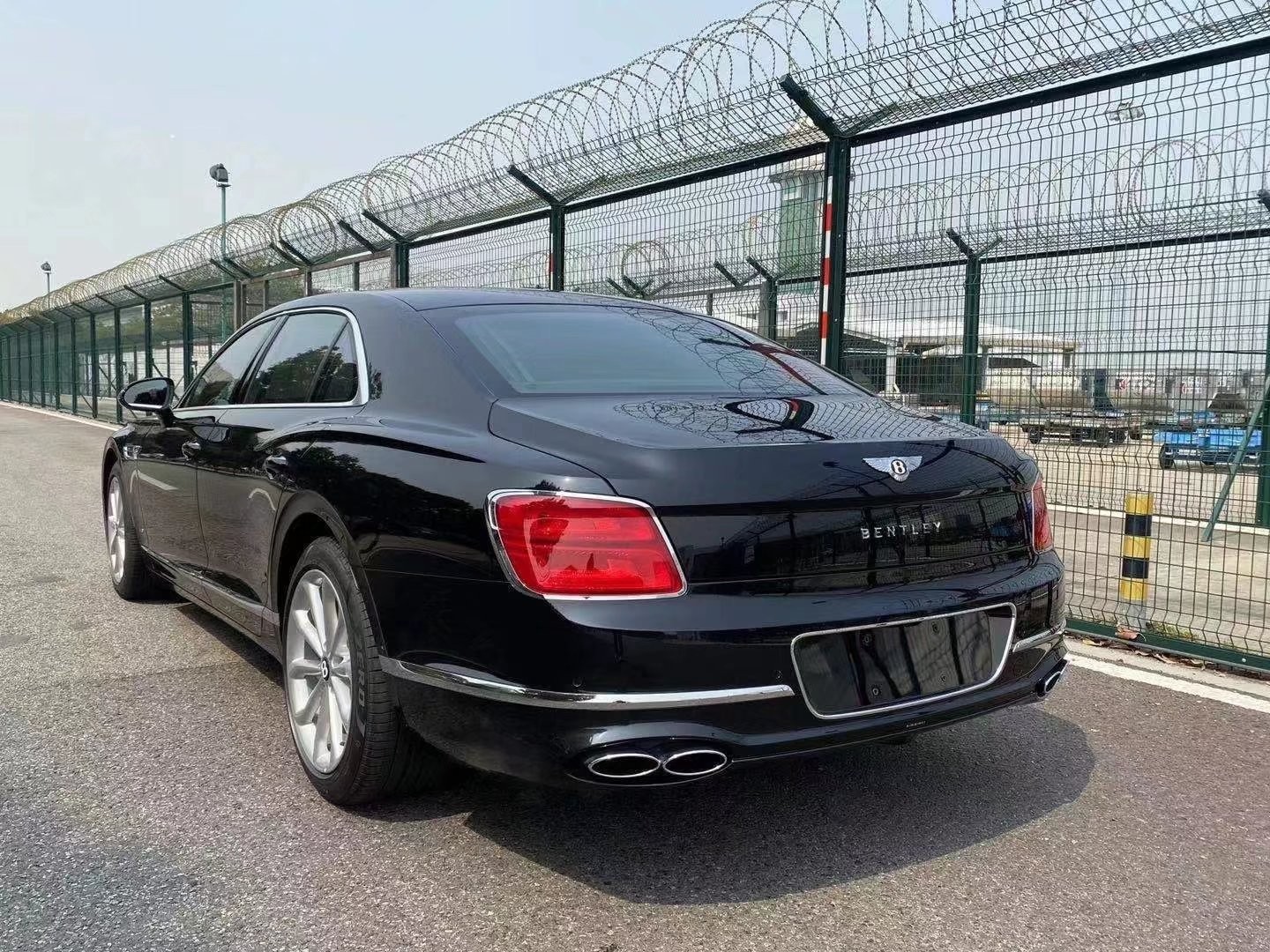 新款宾利飞驰黑红4.0现车港口最新价格