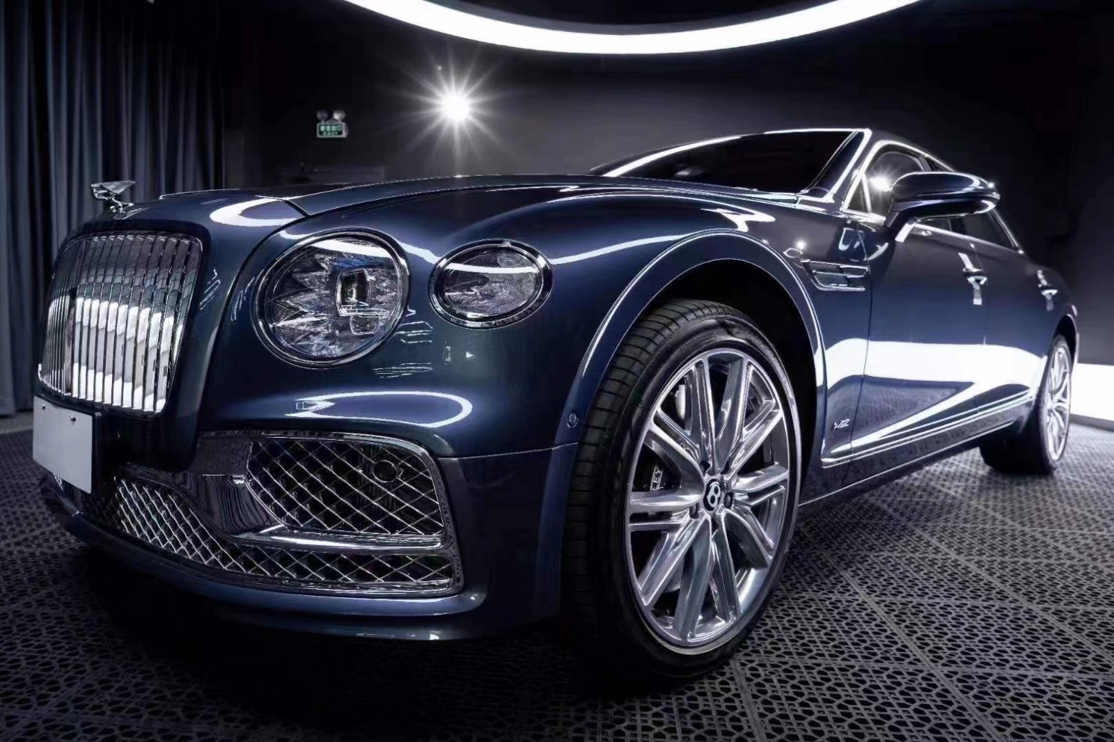 2021款宾利飞驰展位现车最新价格优惠