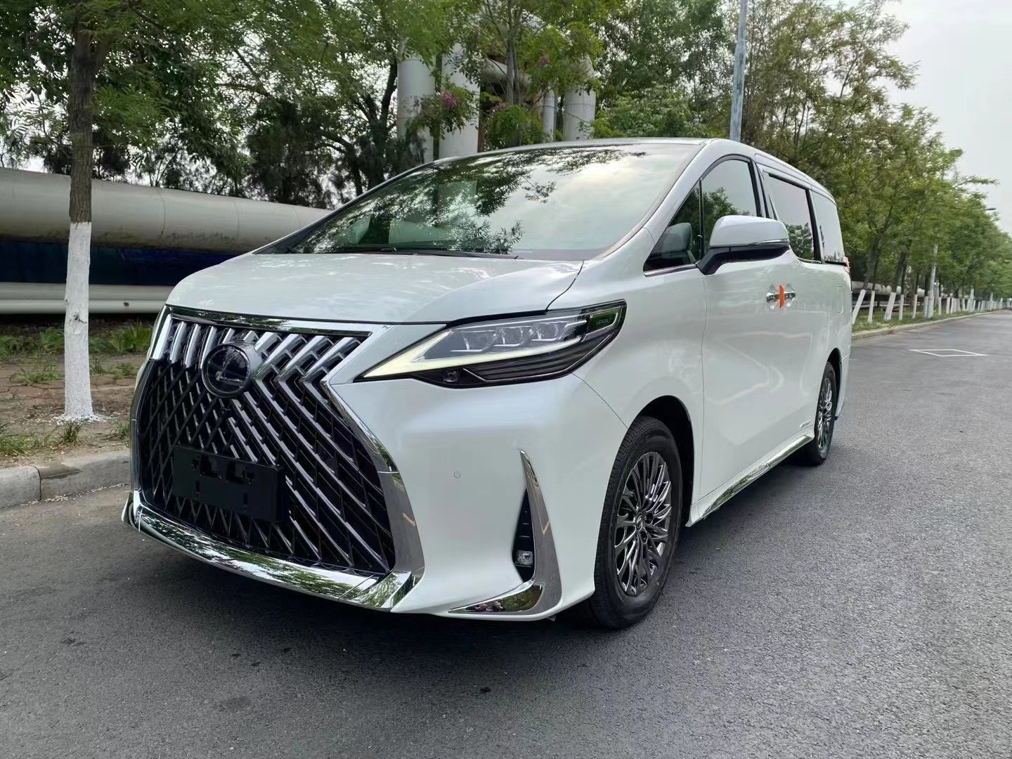 21款雷克萨斯lm300h白色商务现车销售