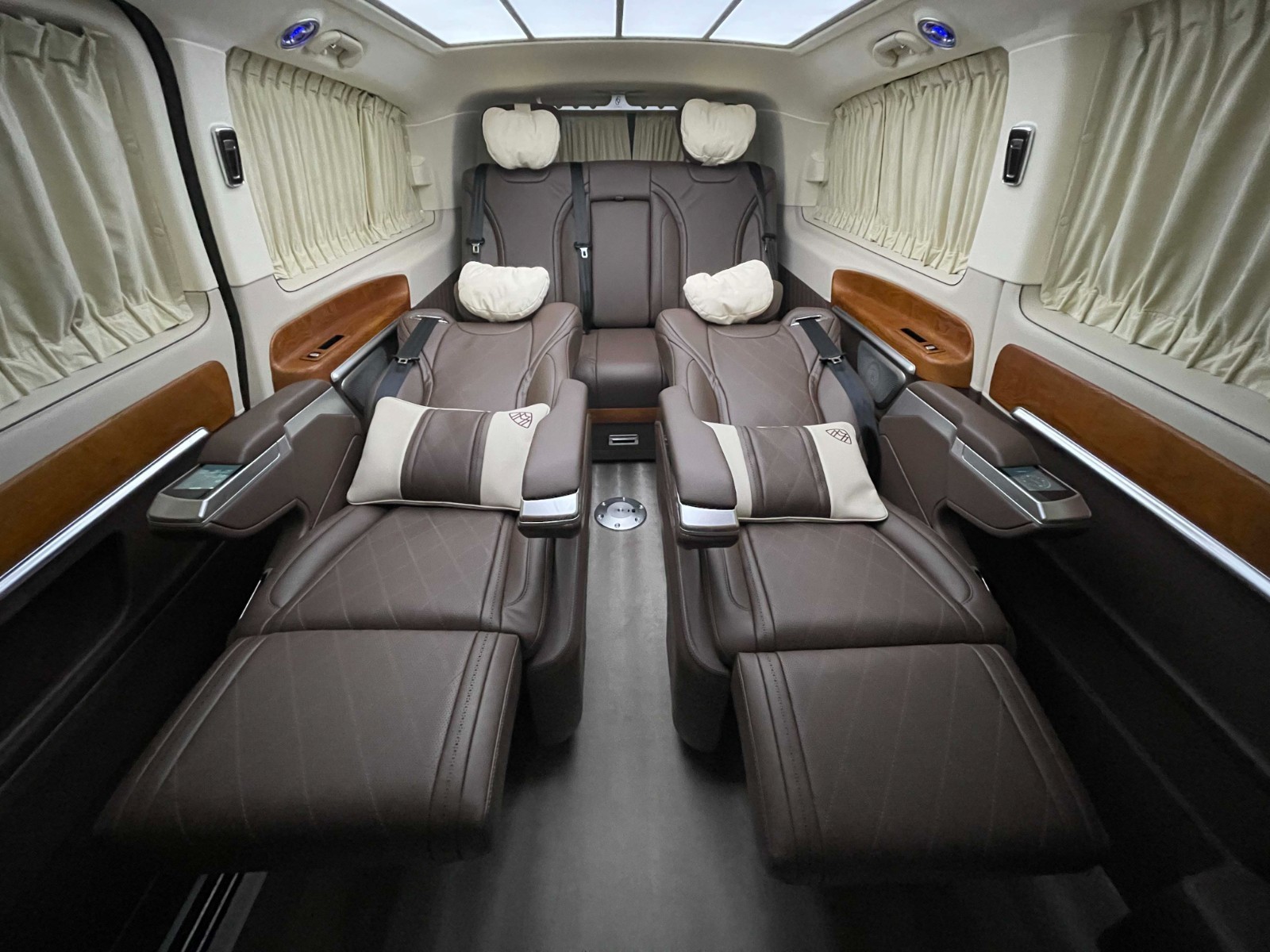 奔驰v260l商务房车带遮阳超大全景天窗