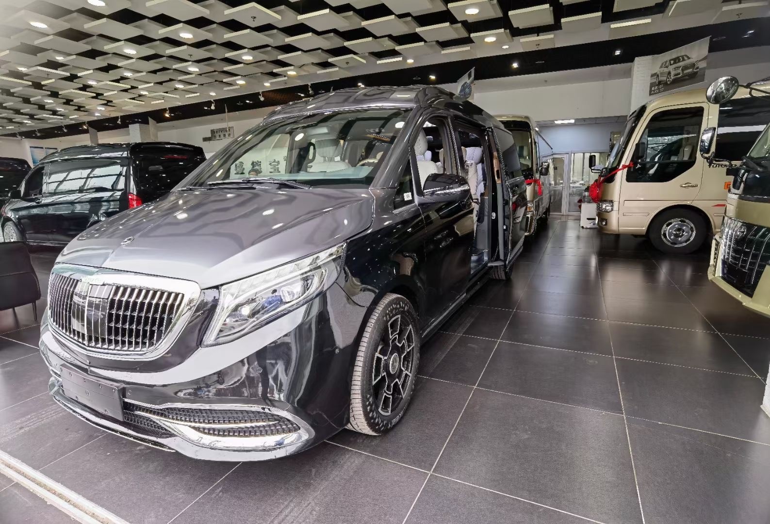 奔驰v260l改装豪华双色巴赫高顶商务