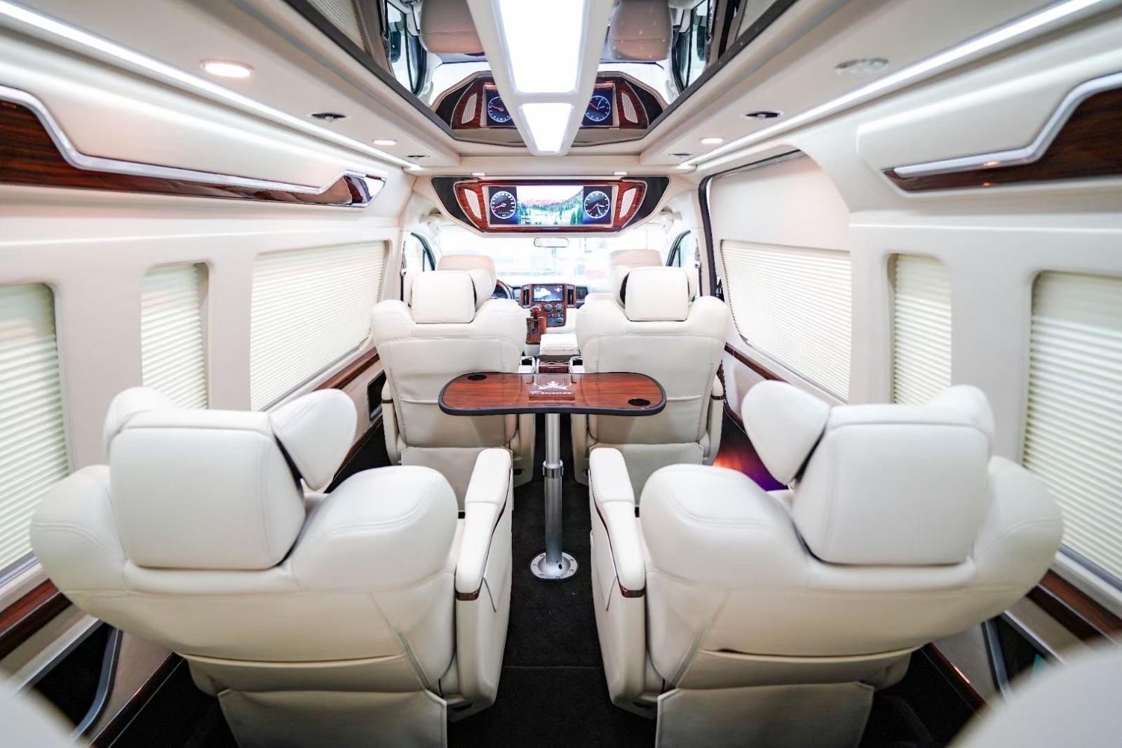 凤凰网汽车 运城 降价 正文内饰的设计则一如既往的强调实用性,仪表板