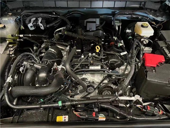 7t六缸发动机最大马力达到了330匹,同时这台"盒子"车还拥有手