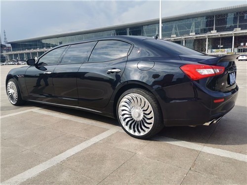 21款玛莎拉蒂吉博力加长版成功者座驾