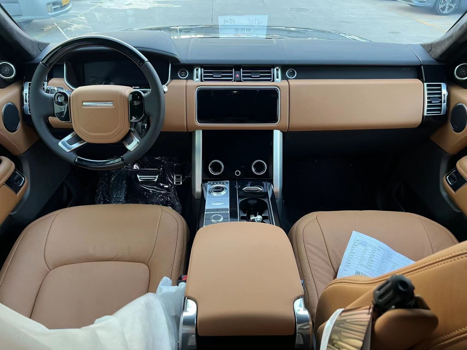 2021款路虎揽胜内饰部分的功能非常的强大,8英寸中控显示屏采用了双