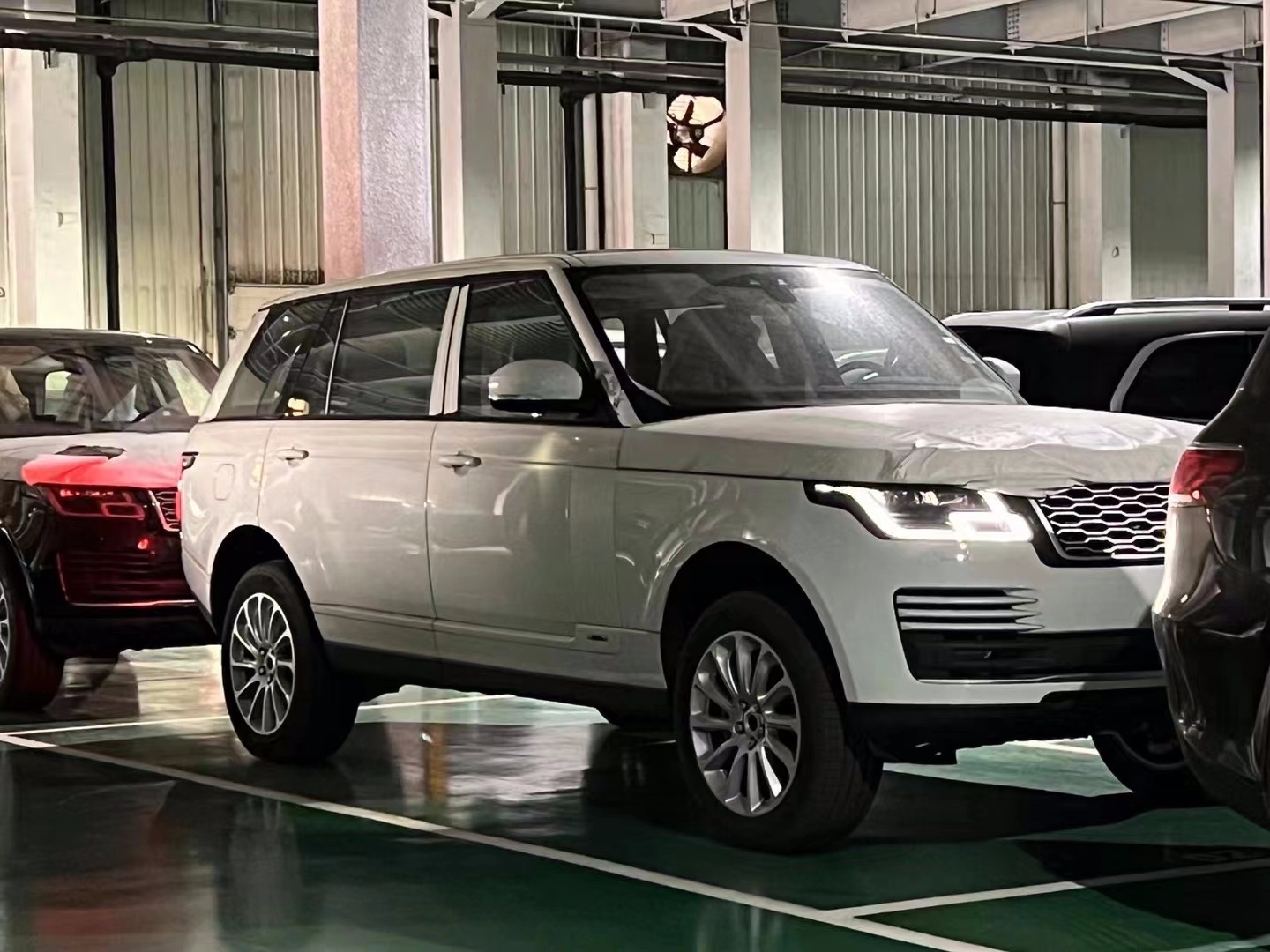 2021款路虎揽胜行政现车特惠首付30万起