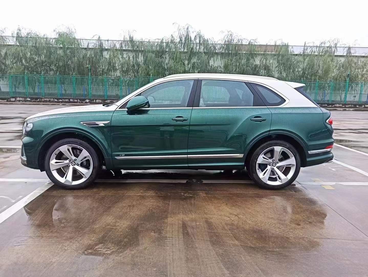 宾利添越翡翠绿40v8国六最新行情钜惠