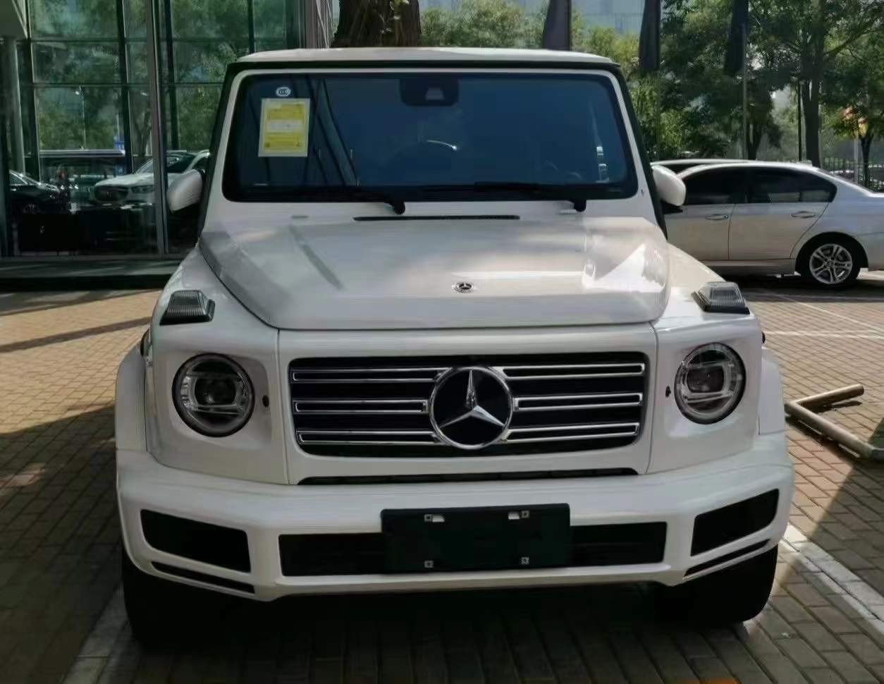 奔驰g500外观方面采用新的运动套件,前保险杠造型有所调整,格栅面积更