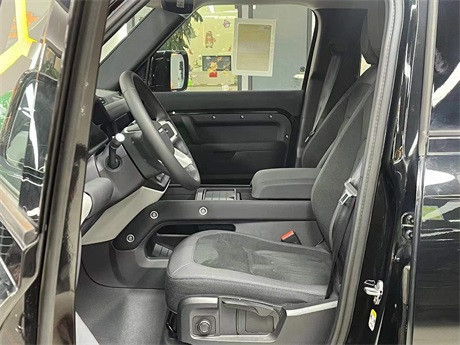 全新路虎卫士天津港对比中规优势如何