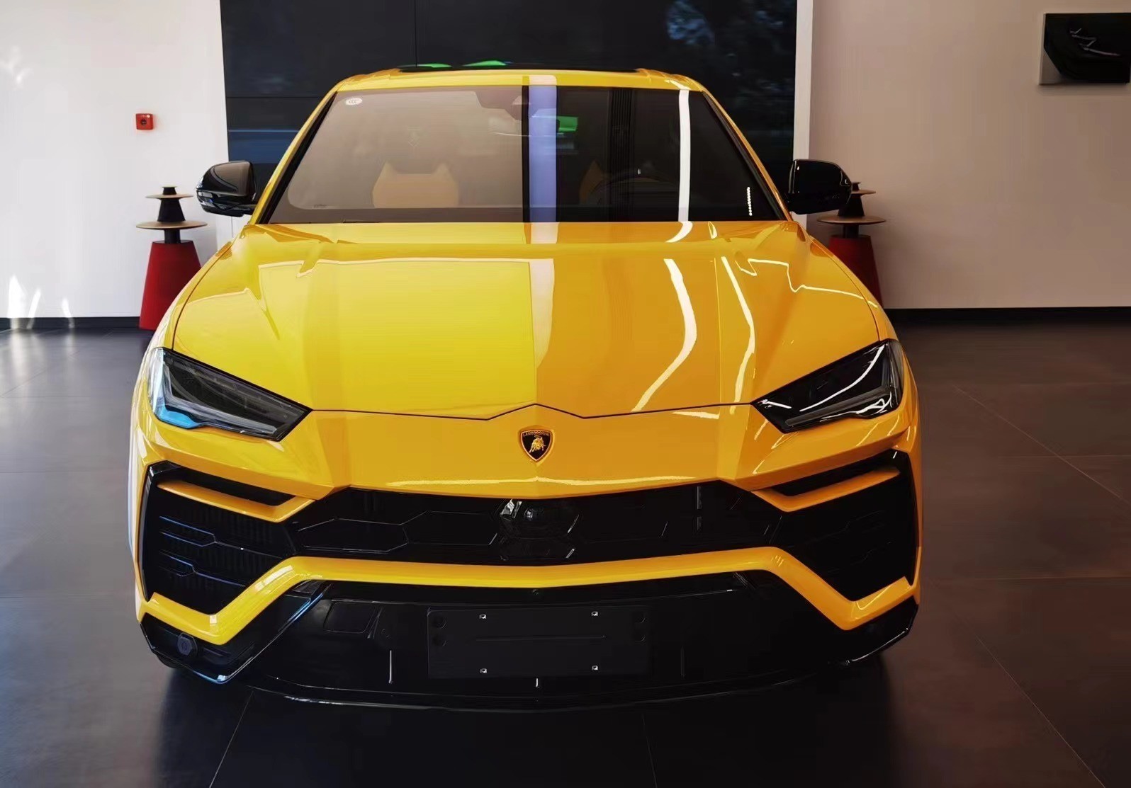 兰博基尼suv野牛urus中控台设计简单大气,多媒体显示屏采用了标志的