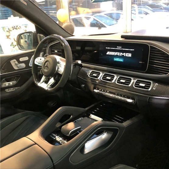 21款奔驰gls63整个内饰主打简约时尚与豪华感,特别是12.