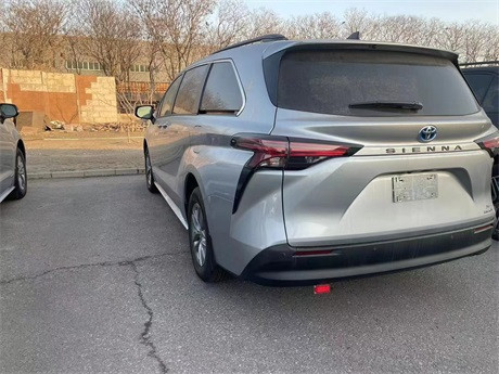 21款丰田塞纳油电混墨版两驱银灰405万