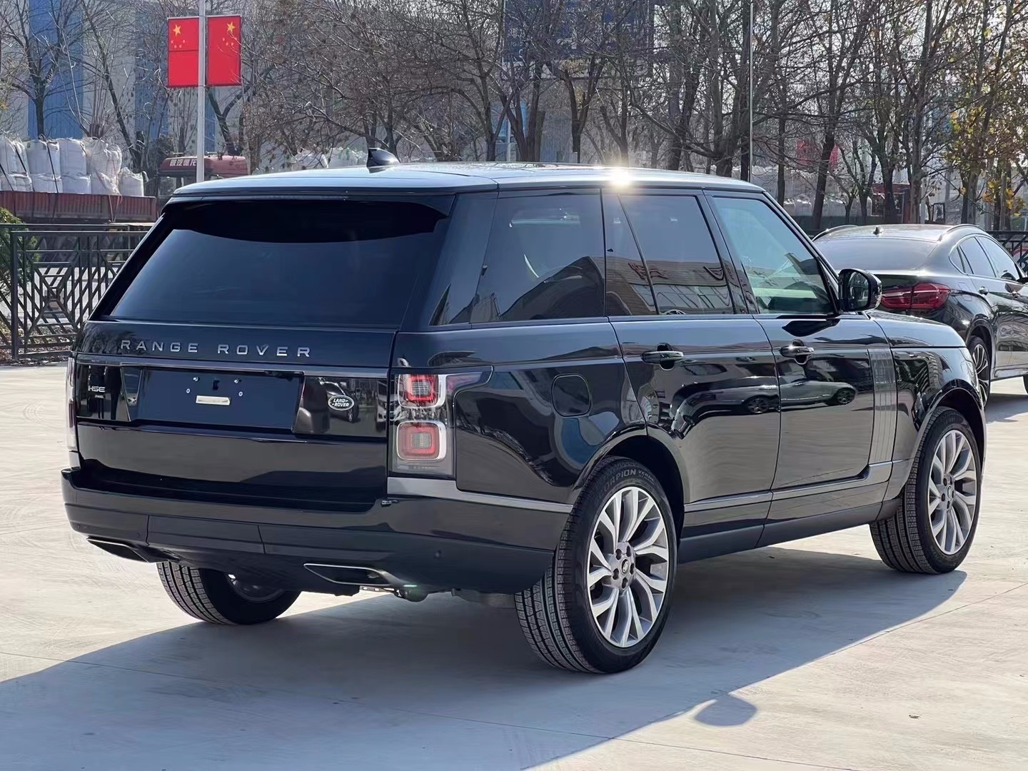 21款路虎揽胜行政p400现车130万起售