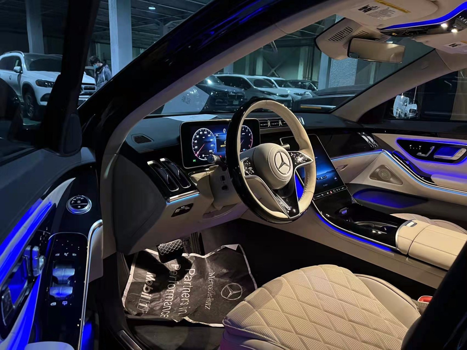 奔驰s500l的内饰设计就像一座移动的总统套房,相当的豪华.