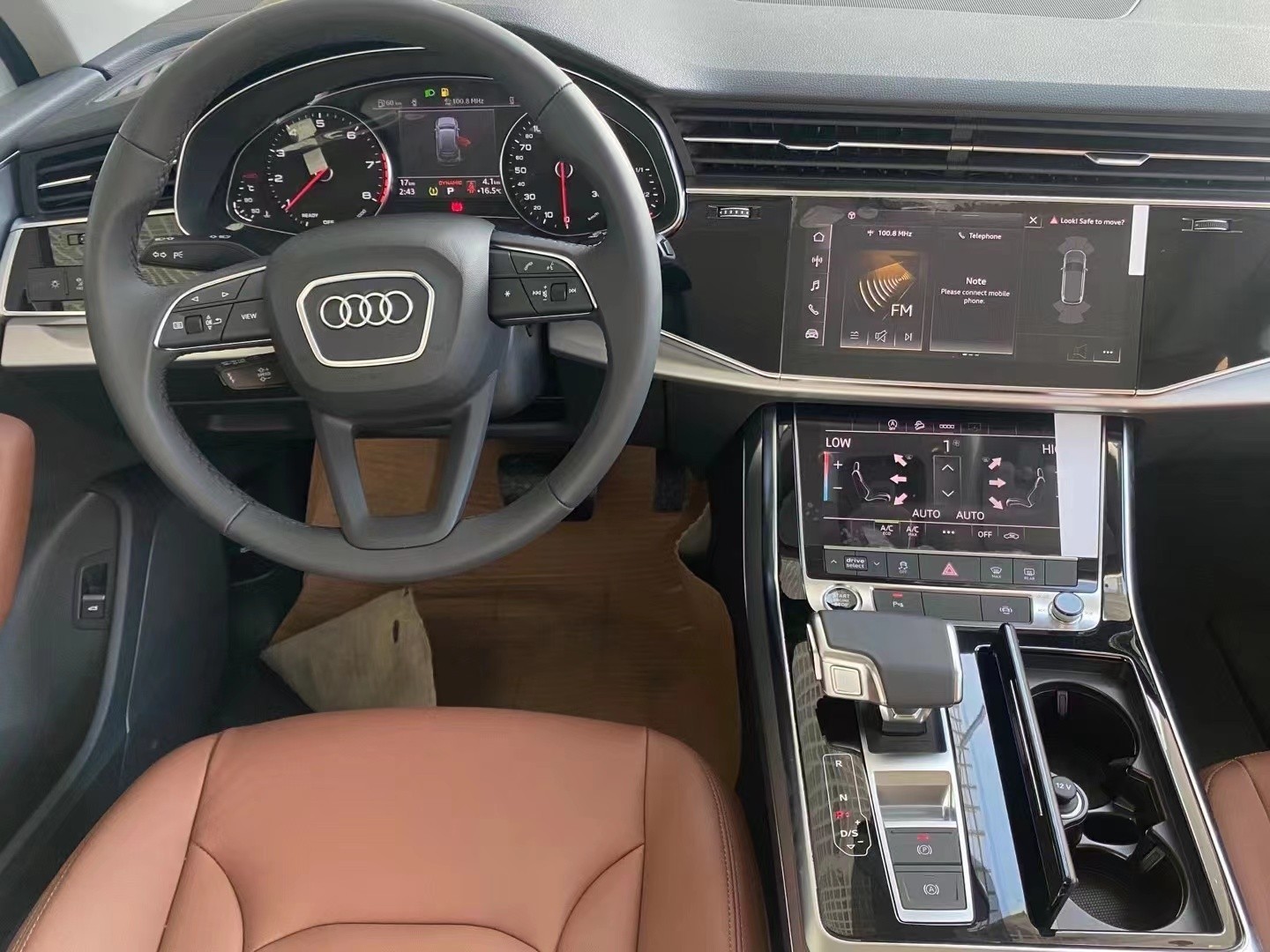 q7的内饰造型是典型奥迪风格,材质高档,做工精细,真皮座椅和方向盘,深