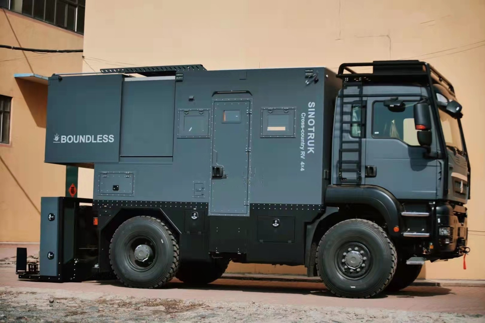 房车属于重卡房车,其两点也很多,整车敦实大气,车头和重型卡车头类似