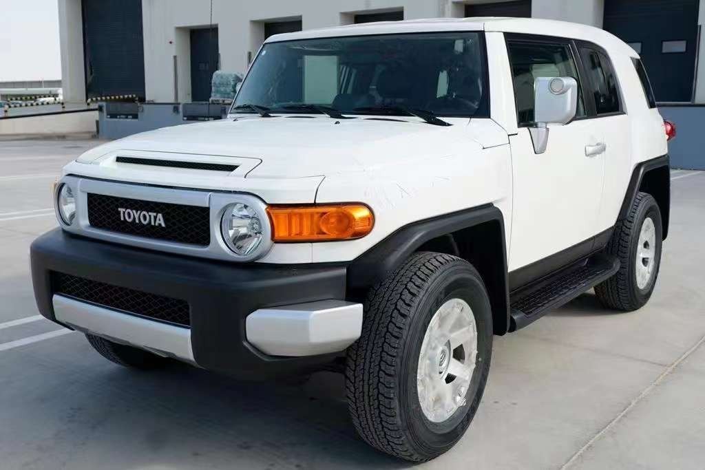 2022款全新丰田fj酷路泽外观上最大的突破在于它集经典复古与时尚前卫