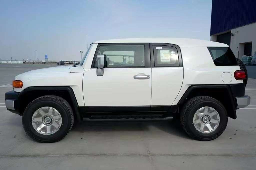 2022款全新丰田fj酷路泽外观上最大的突破在于它集经典复古与时尚前卫