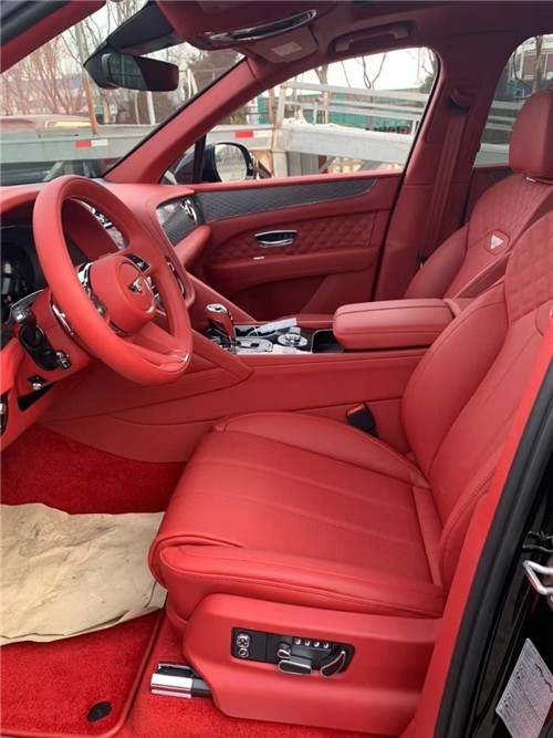 22款宾利添越黑耀版热刺红内饰现车报价