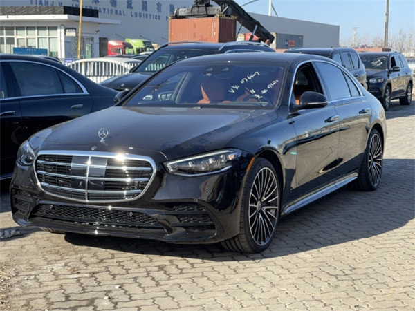 2022款奔驰s500 四驱 长轴 amg配置:amg运动暗夜包围,21寸多幅轮毂
