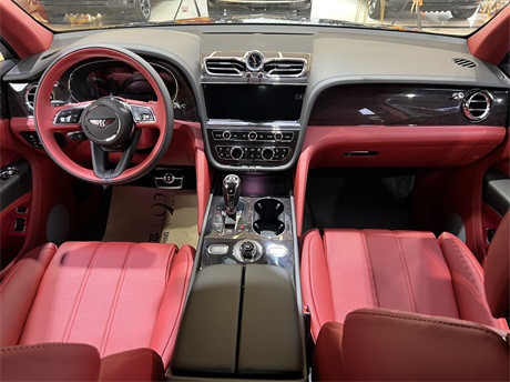 2021款宾利添越30中规版展厅现车308万