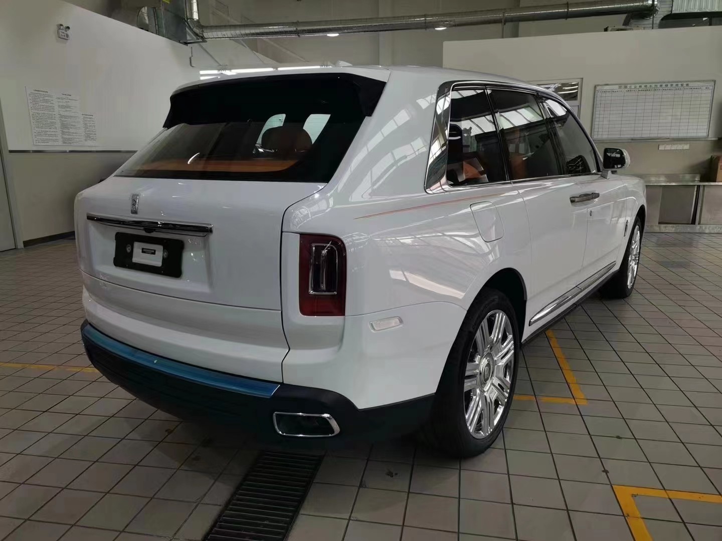 22款四座库里南车尾部分设计则较为简约,并没有采用过于华丽的装饰.