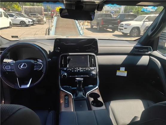 雷克萨斯lx600内饰设计的舒适性和实用性都达到了极致;仪表板中控台的