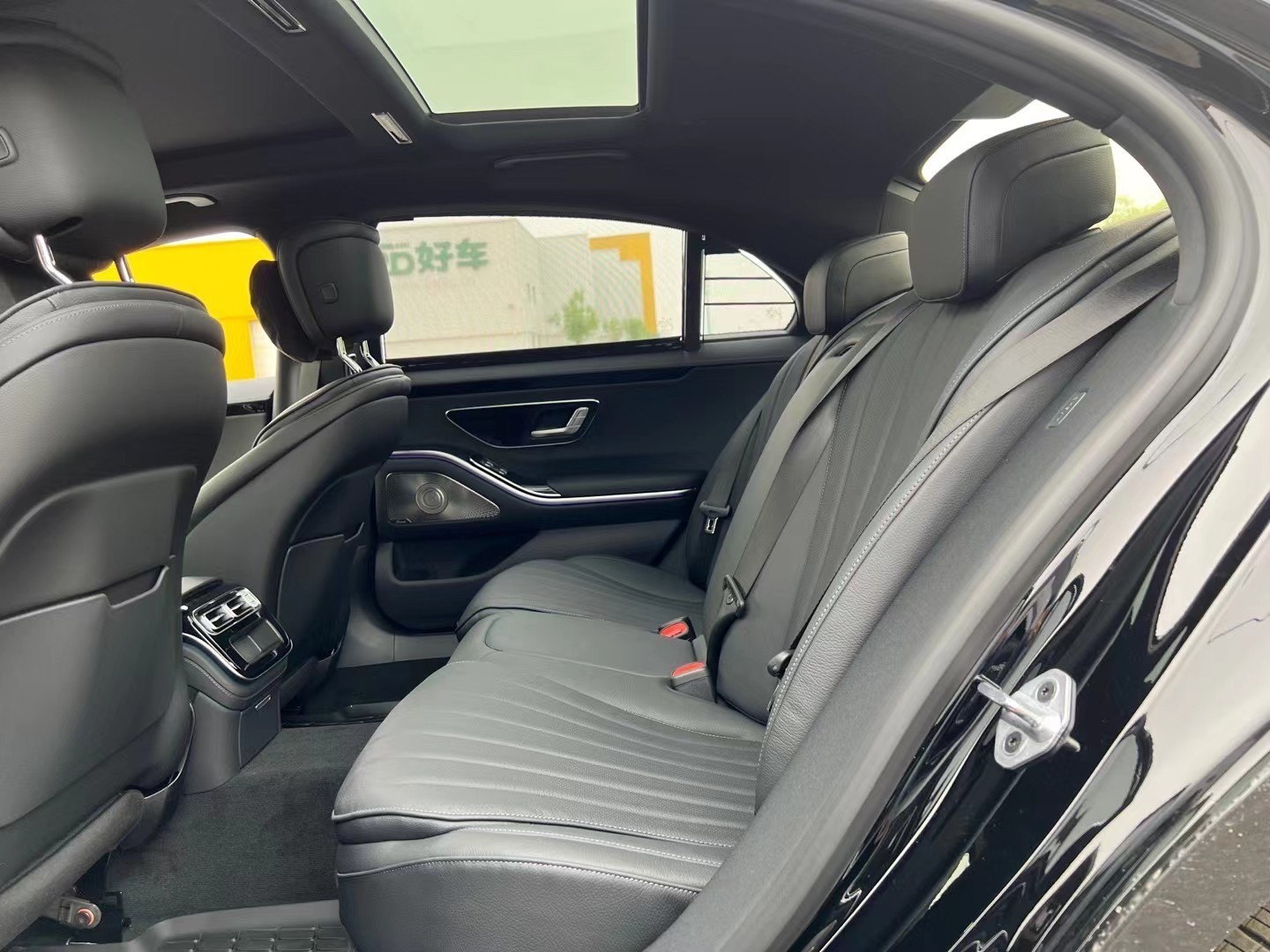 22款奔驰s500第二排的空间相当的宽敞