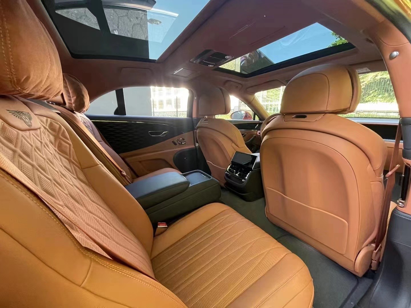 22款宾利飞驰后排座椅空间也比较宽敞,座椅的舒适度还行,不过底盘调校