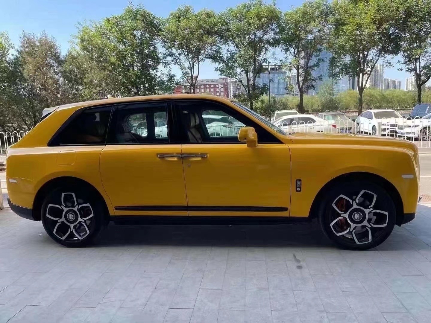 劳斯莱斯库里南实拍 奢华座驾650万起售_凤凰网汽车_凤凰网