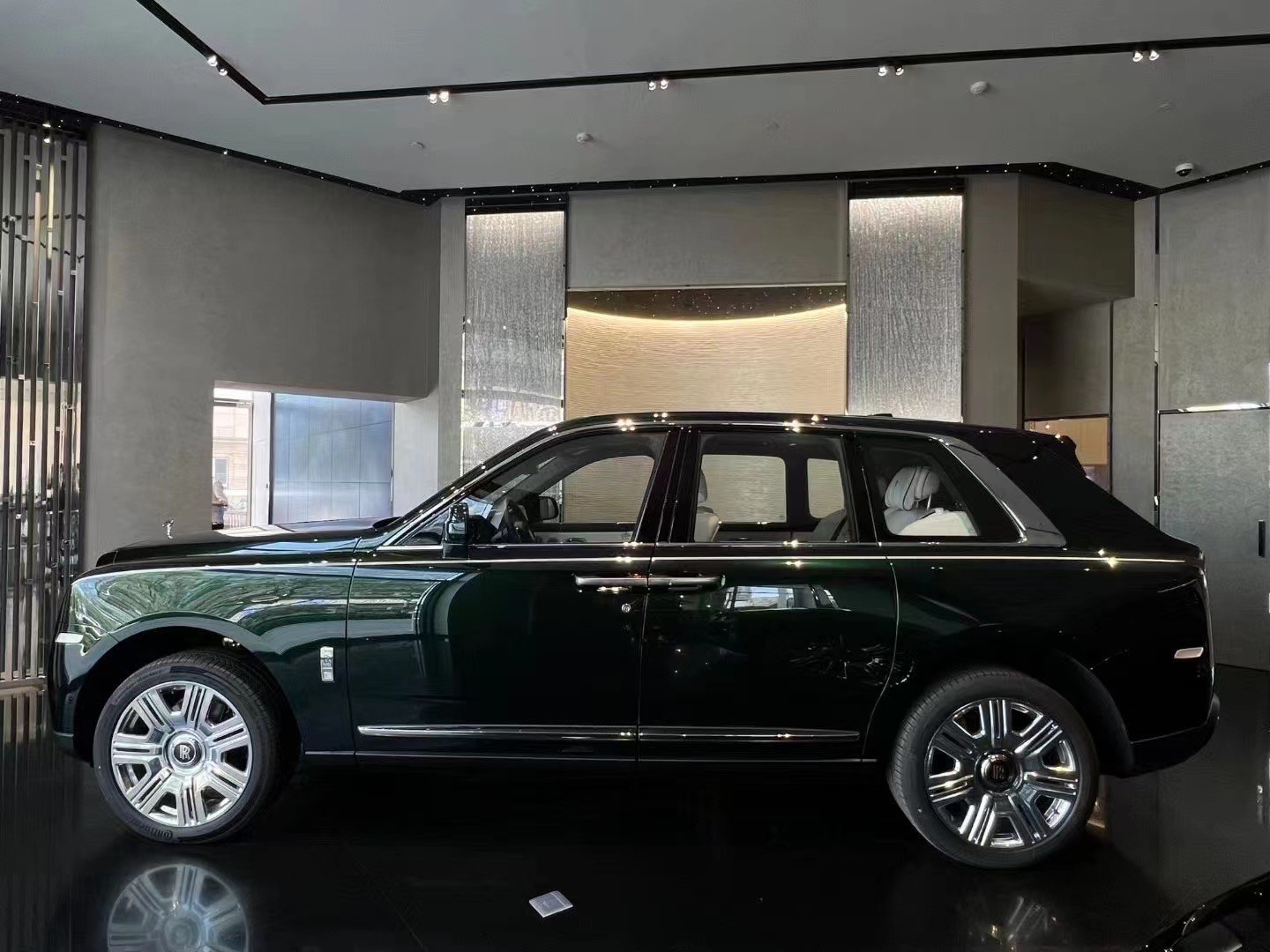 2022款劳斯莱斯库里南祖母绿现车一辆_凤凰网汽车_凤凰网