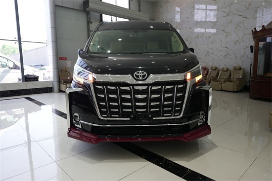 在现在商务圈的停车场中丰田海狮改装商务车成为了一颗