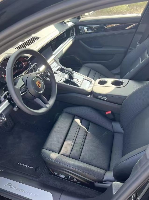 帕美标配:全景天窗,八向座椅调节,前加热,智能卡,倒影,电眼,四座,19轮